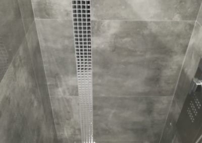 mozaika srebrna chrom w łazience 1