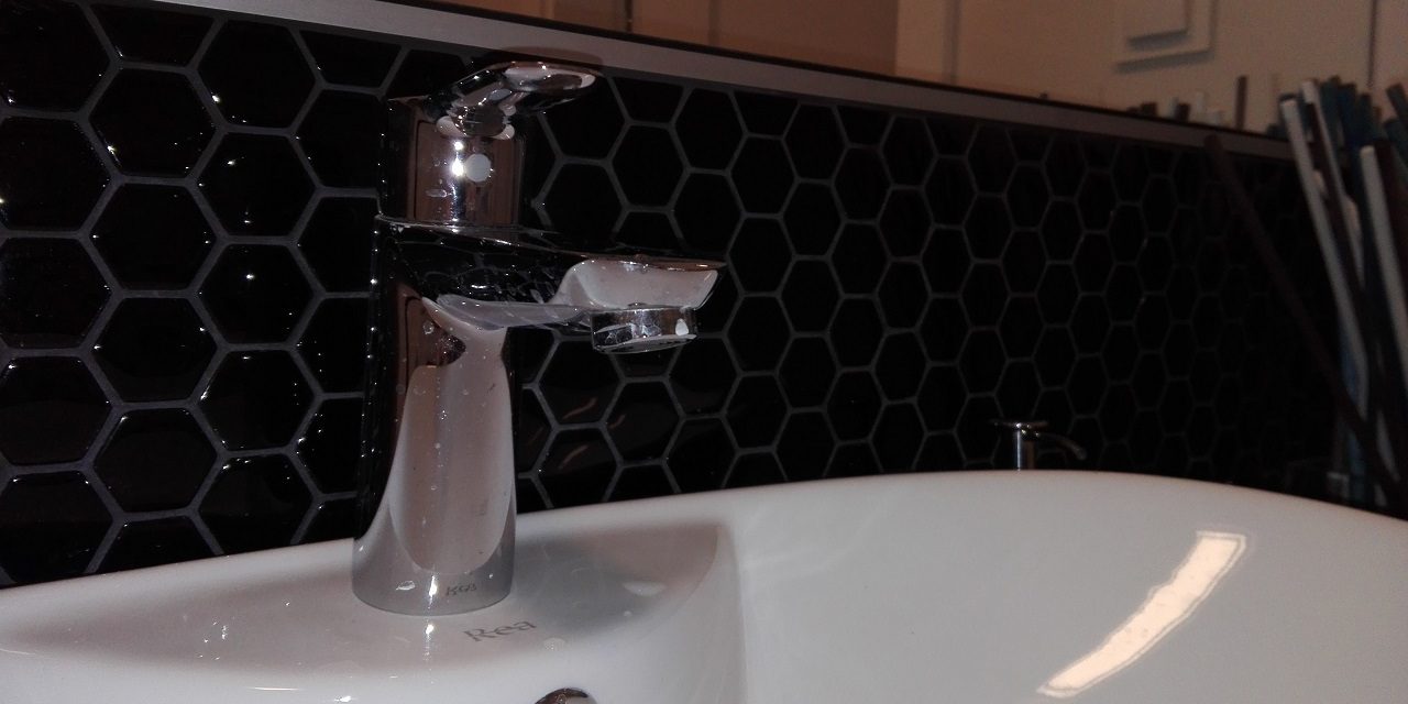 Mozaika czarna z heksagonów  w łazience