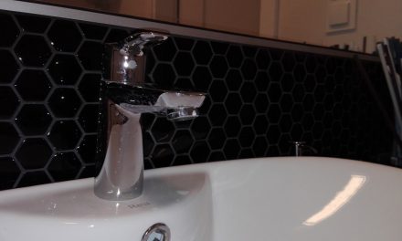 Mozaika czarna z heksagonów  w łazience