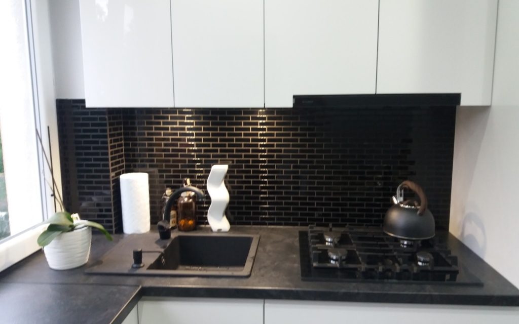 Mozaika szklana czarna cegiełka w kuchni